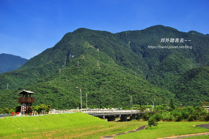 美崙溪畔遙望砂婆礑山，佐倉步道就在其中