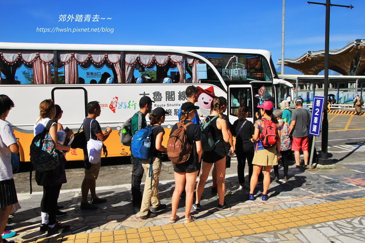 台灣好行太魯閣線，等車的遊客相當多