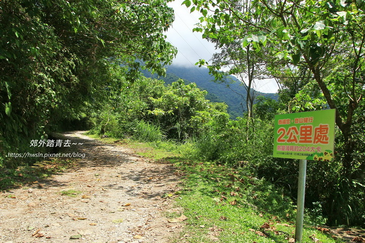 見到2公里的路標，代表上山路程已完成一半