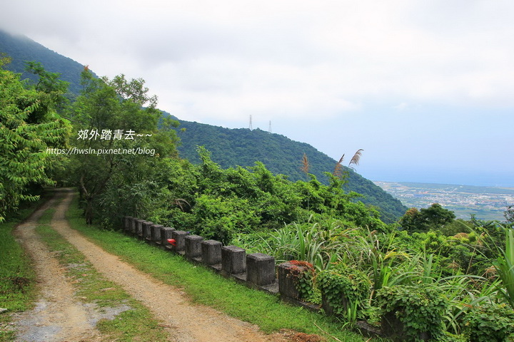 下山途中遠眺前方山頭，雲朵依舊翻勝不已