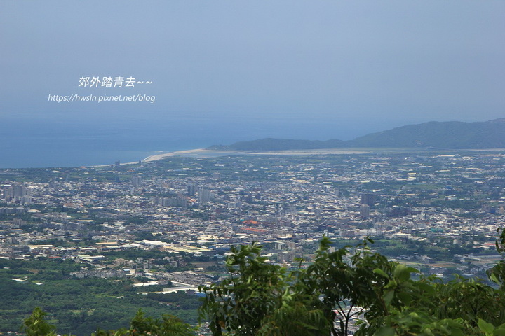 佐倉步道望向花蓮溪出海口、海岸山脈北端的嶺頂沙丘