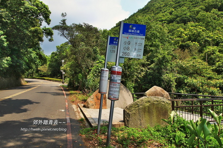 橫嶺古道入口旁的風動石平台