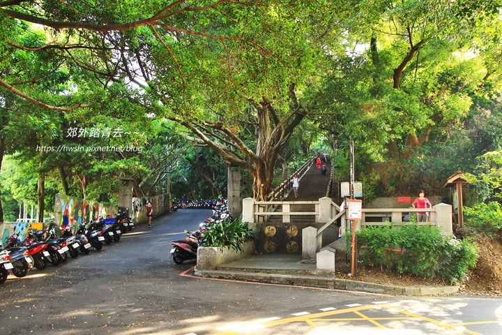 虎頭山公園入口，假日花市也很受歡迎