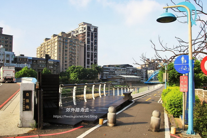 沿著南崁溪水岸自行車道來到自強橋頭，後邊是陸光二村