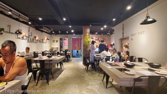 肉多多火鍋新竹巨城店用餐空間