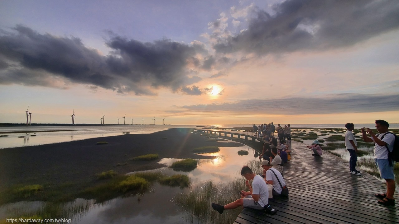 高美濕地木棧道夕陽