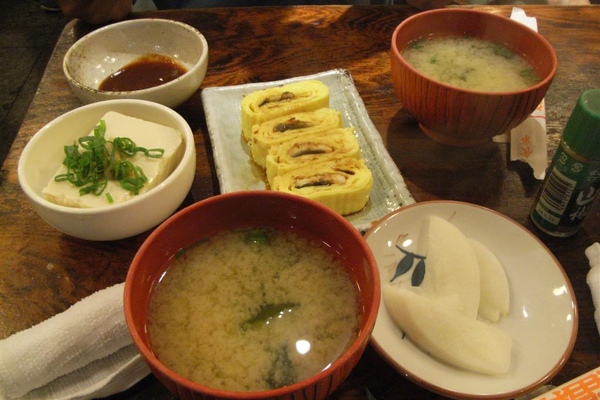 味增湯、饅魚蛋捲、冷豆腐、切片菜頭