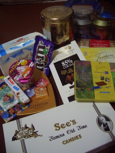 隨便就可以從家裡拿出一堆巧克力,全是為了父女倆準備的@@