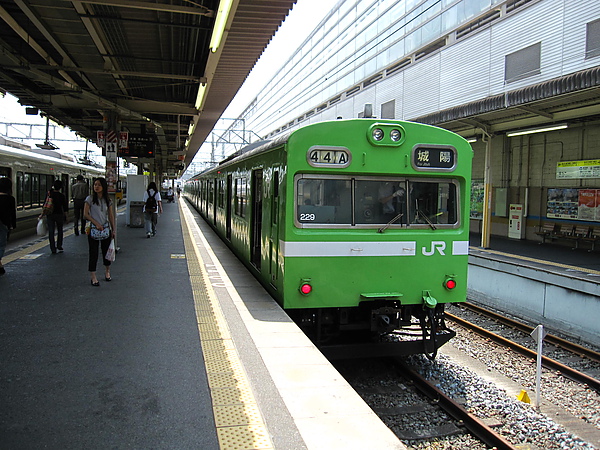 往伏見稻荷神社 01 JR列車