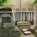 安倍晴明神社 09 出生地碑及產湯井.JPG