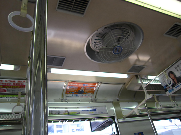 往伏見稻荷神社 02 JR列車上的電風扇