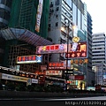 香港街頭的招牌..真的一個比一個大支..
