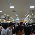 阪神美食地下街..人超多...就像菜市場一樣..