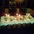 白金漢宮裡擺滿豐盛食物的餐桌.JPG