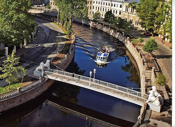 Griboyedov Canal. lion bridge 年曆.jpg