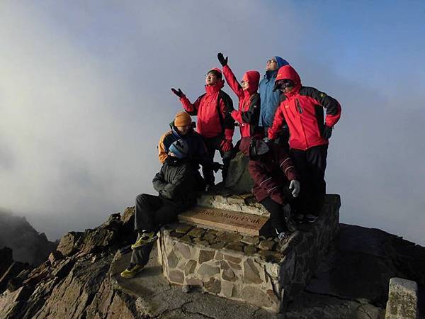 主峰攻頂成功.jpg 主峰攻頂成功.jpg