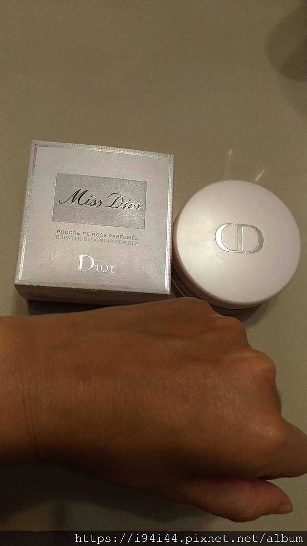 美妝也有開箱文 Miss Dior 花漾迪奧香體蜜粉 就是愛試試 痞客邦