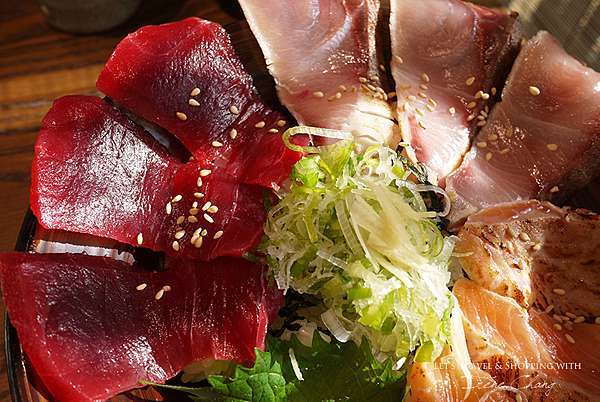 金澤美食 金澤逸味潮屋 うしおや 東茶屋街店 職人炙烤半熟鰤魚 讓人胃口大開的海鮮丼 在地美味推薦料理 愛梨 旅行梨子咬一口