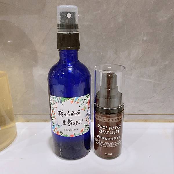 【孕後日記】產後掉髮的養護路程(自製生髮水精油配方) 【孕後日記】產後掉髮的養護路程(自製生髮水精油配方)