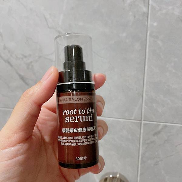 【孕後日記】產後掉髮的養護路程(自製生髮水精油配方) 【孕後日記】產後掉髮的養護路程(自製生髮水精油配方)