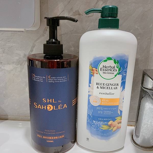 【孕後日記】產後掉髮的養護路程(自製生髮水精油配方) 【孕後日記】產後掉髮的養護路程(自製生髮水精油配方)