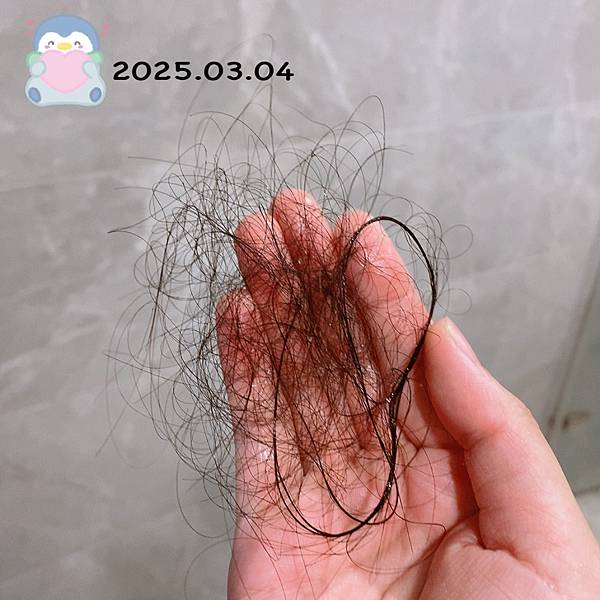 【孕後日記】產後掉髮的養護路程(自製生髮水精油配方) 【孕後日記】產後掉髮的養護路程(自製生髮水精油配方)