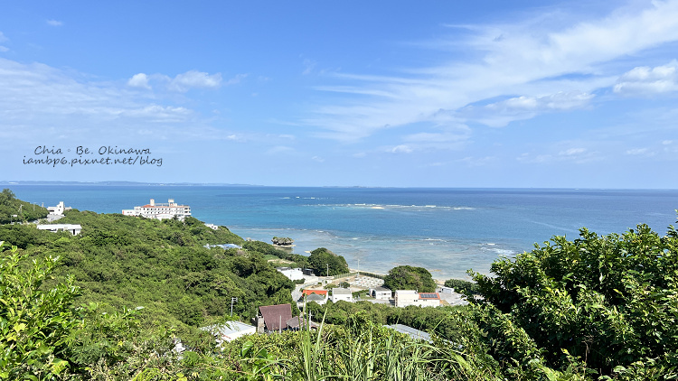 在知念岬步道上拍攝的廣闊海景，藍色海洋與天空連成一線，沖繩療癒景點推薦。