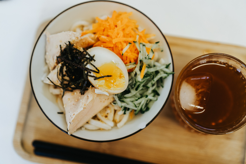 爬上看得到海的斜坡，吃碗清爽系烏龍冷麵｜蘭嶼｜海廢食堂