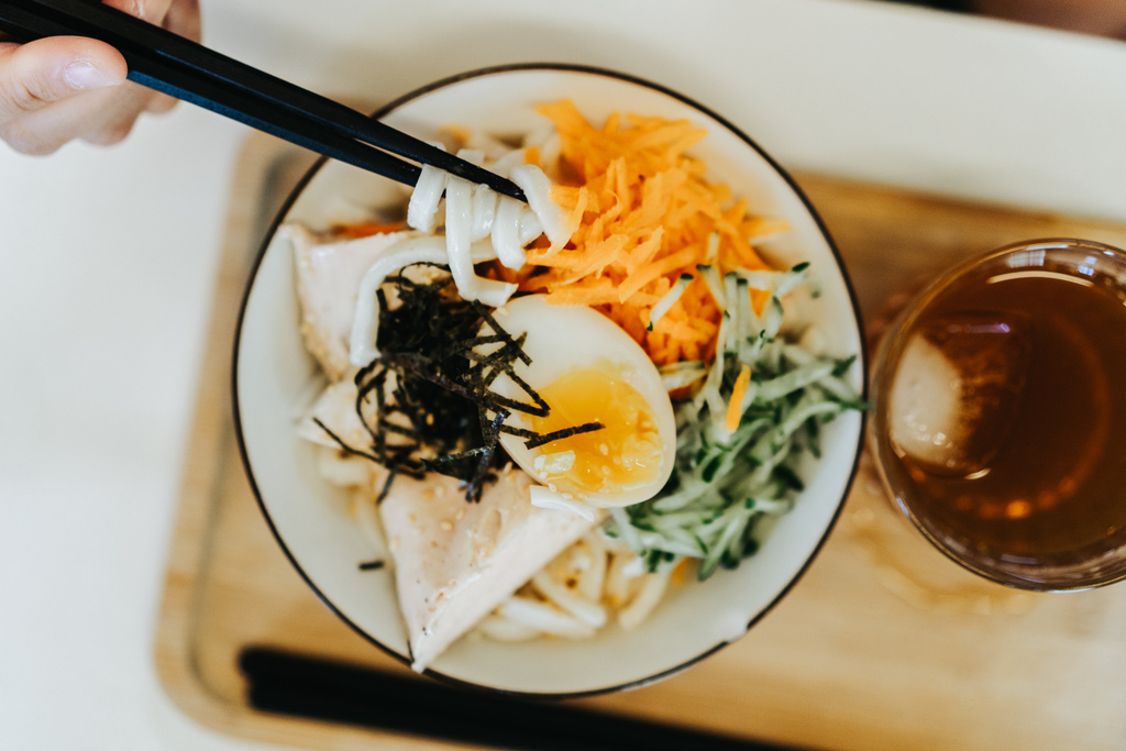 爬上看得到海的斜坡，吃碗清爽系烏龍冷麵｜蘭嶼｜海廢食堂