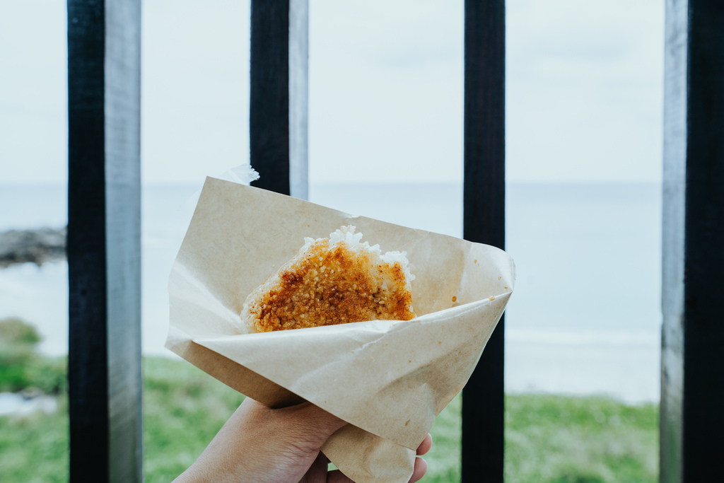 坐在發呆亭看海吃烤飯糰  香脆好吃到不可思議的限定烤飯糰 🍙