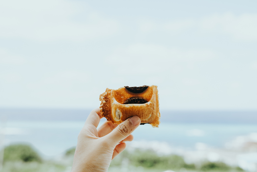 朗島白色小屋，拼板船造型雞蛋糕，OREO口味好好吃｜蘭嶼｜好