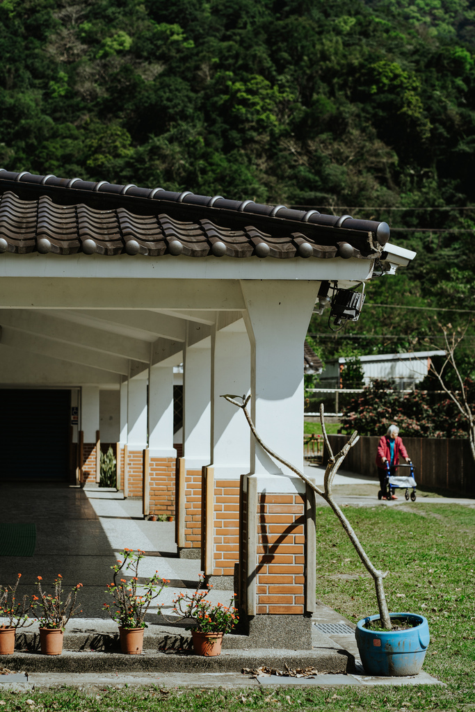 到一個不曾停留的山邊小村落，吸咖啡 甜點 和貓咪味｜宜蘭東澳