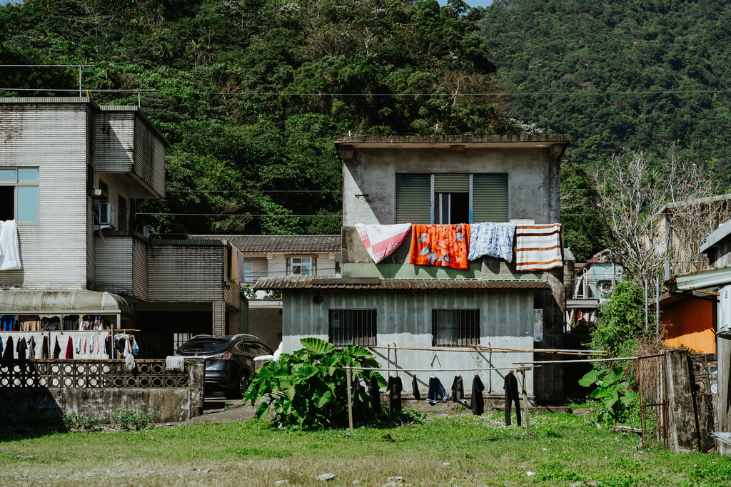 到一個不曾停留的山邊小村落，吸咖啡 甜點 和貓咪味｜宜蘭東澳