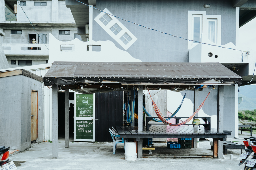 陽台外獨享一片海 野銀部落有貓咪的工業風住宿 #寵物友善｜