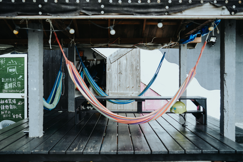 陽台外獨享一片海 野銀部落有貓咪的工業風住宿 #寵物友善｜