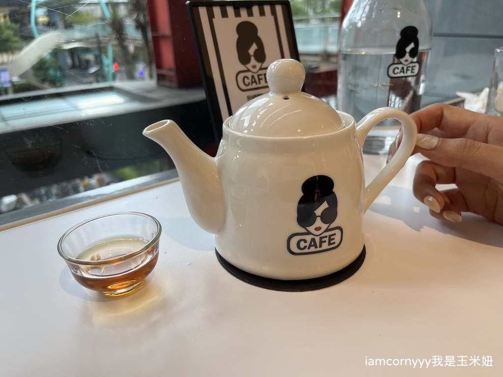 alice + olivia café-伯朗茶1.jpeg