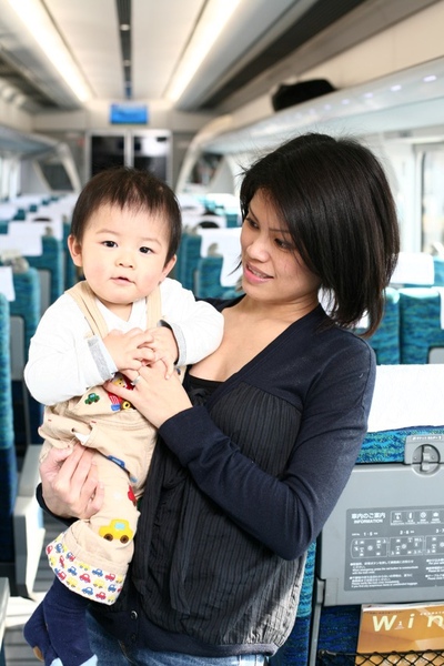 20090125 乘名鐵往機場，小孩失控抱著到處走。
