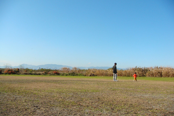 20091201 河邊玩球