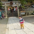 20100328 到隔壁神社溜小孩。