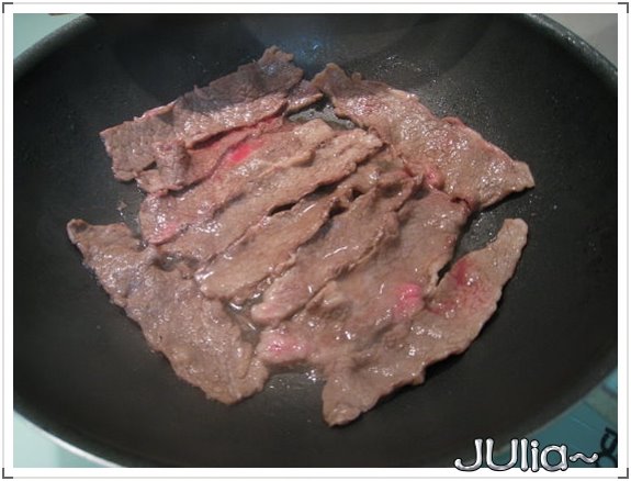 (COSTCO)牛小排火鍋肉片、溫泉蛋、胡麻醬。.jpg (COSTCO)牛小排火鍋肉片、溫泉蛋、胡麻醬。.jpg