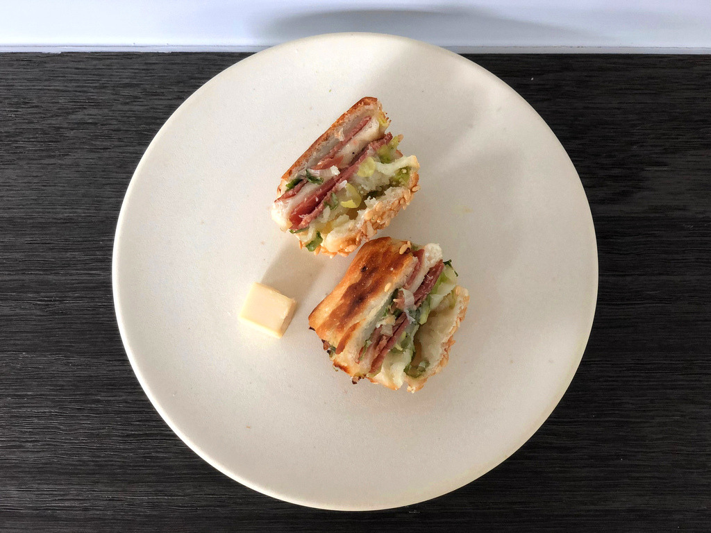 李向月連.中壢秘境下午茶.一品帕瑪青蔥捲.jpg 李向月連.中壢秘境下午茶.一品帕瑪青蔥捲.jpg