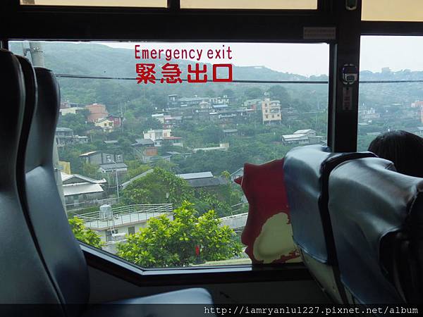 03-公車外的山城.JPG