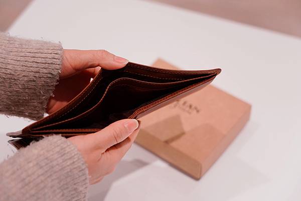 【網購】精緻度不輸精品包的高質感牛皮真皮包｜真皮多折男仕短皮