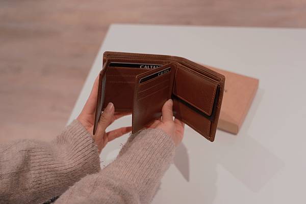 【網購】精緻度不輸精品包的高質感牛皮真皮包｜真皮多折男仕短皮