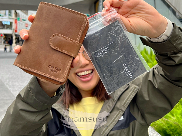 【網購】開箱 CALTAN 扣式多功能兩折零錢短夾 ｜輕巧、