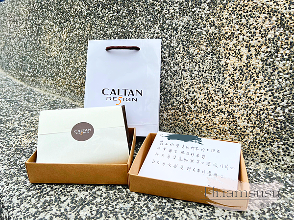 【網購】開箱 CALTAN 扣式多功能兩折零錢短夾 ｜輕巧、