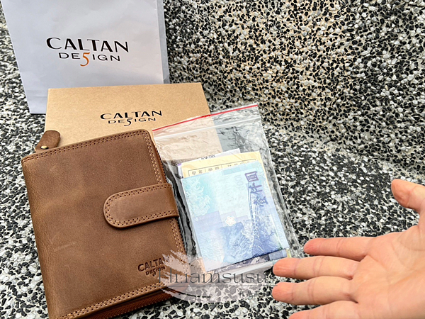 【網購】開箱 CALTAN 扣式多功能兩折零錢短夾 ｜輕巧、
