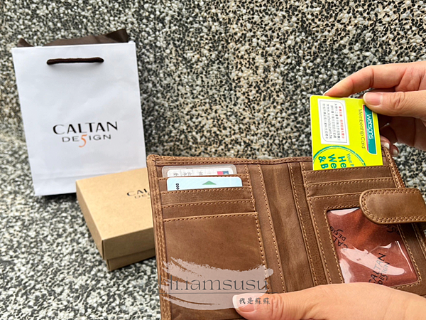 【網購】開箱 CALTAN 扣式多功能兩折零錢短夾 ｜輕巧、