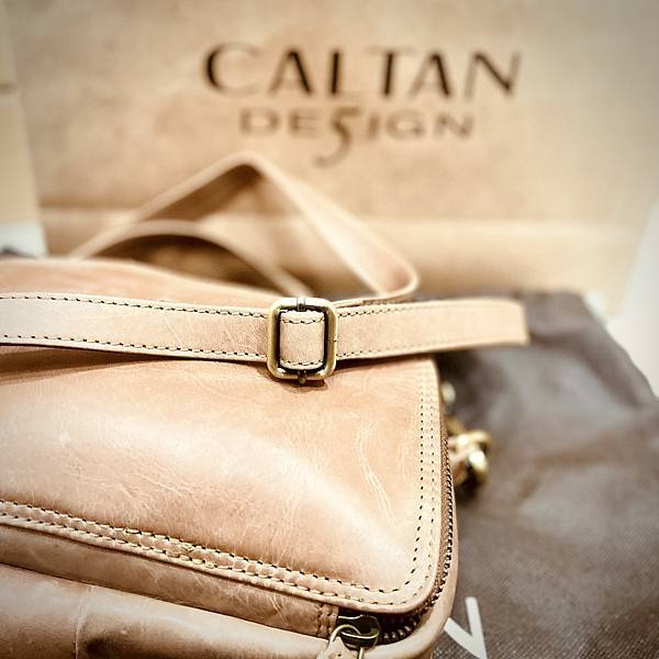 【網購】開箱 CALTAN真皮分層多收納側背包｜輕巧、方便、