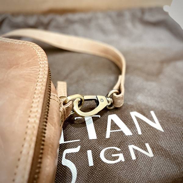 【網購】開箱 CALTAN真皮分層多收納側背包｜輕巧、方便、